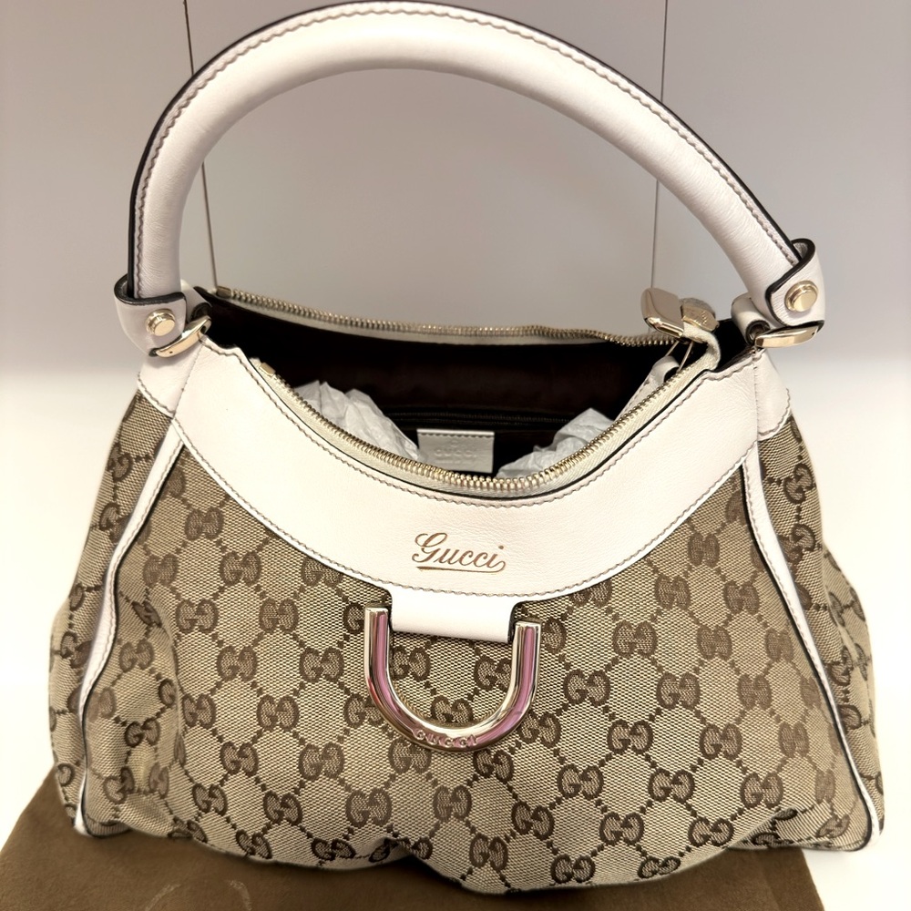 Gucci  monogram canvas body.💯 Authentic Leather.Still in good condition.D-ring